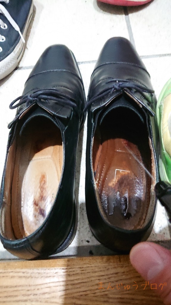 消毒用エタノールを革靴に使っているところ